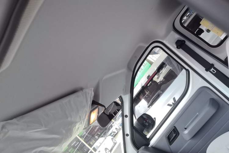 Used Wuling Yangguang 2026 Model, 330km Bus Comfort Edition Headliner