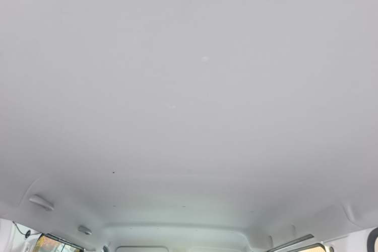 Used Wuling Yangguang 2026 Model, 440km Bus Comfort Edition, 6 Seats Headliner