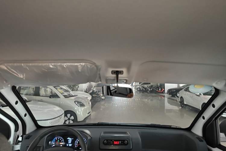 Used Wuling Yangguang 2026 Model, 440km Bus Comfort Edition, 6 Seats Headliner
