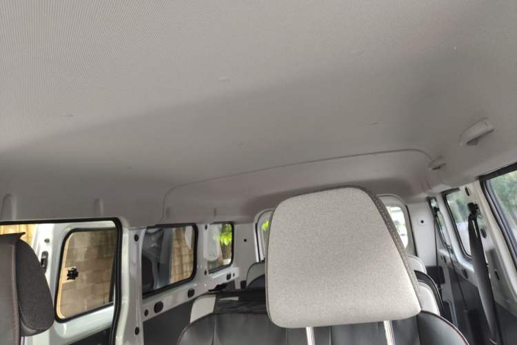 Used Wuling Yangguang 2026 Model, 440km Bus Comfort Edition, 6 Seats Headliner