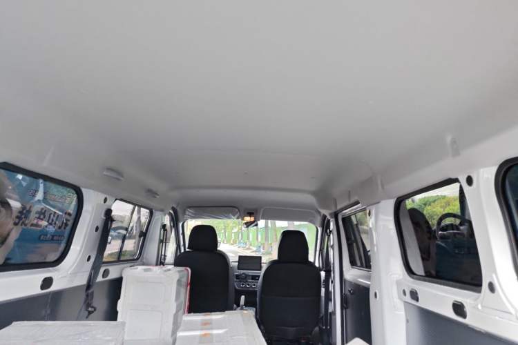 Used Wuling Yangguang 2026 Model, 330km Bus Comfort Edition Headliner