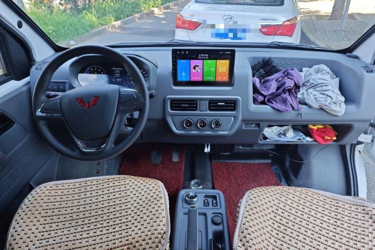 Used Wuling Yangguang 2026 Model, 440km Bus Comfort Edition, 6 Seats Interior 2