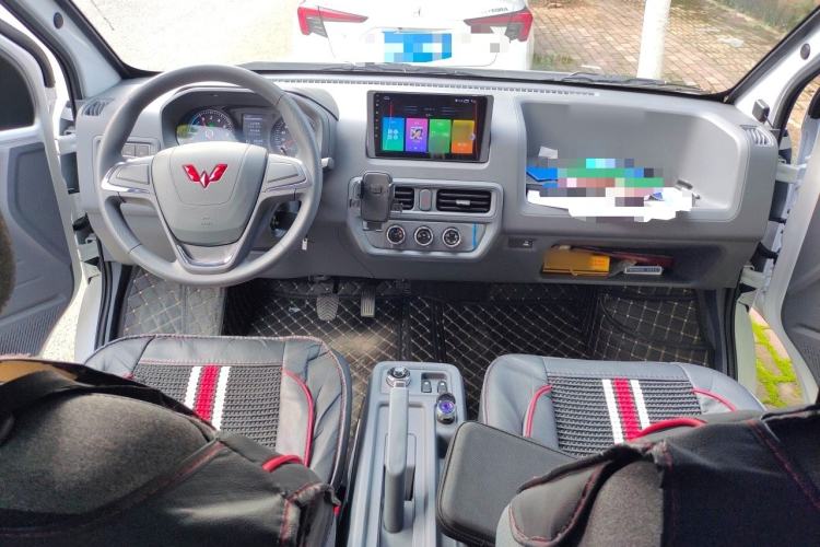Used Wuling Yangguang 2026 Model, 440km Bus Comfort Edition, 6 Seats Interior 2