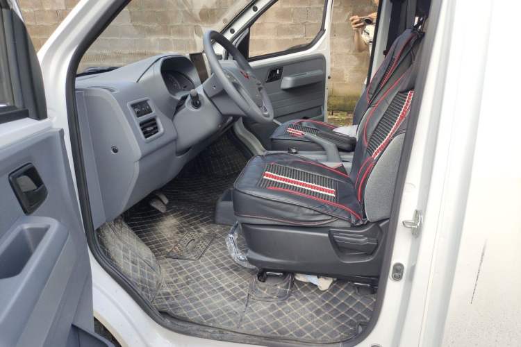 Used Wuling Yangguang 2026 Model, 440km Bus Comfort Edition, 6 Seats Interior 3