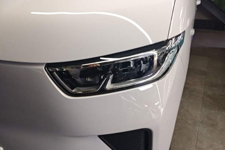 Used Wuling Yangguang 2026 Model, 330km Bus Comfort Edition Left Front Headlight