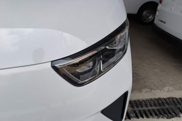 Used Wuling Yangguang 2026 Model, 300km Window-Sealed Practical Edition Left Front Headlight
