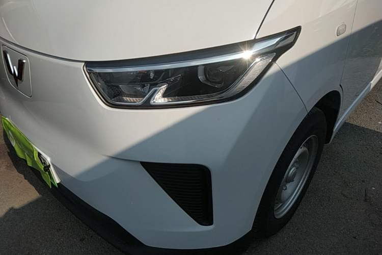 Used Wuling Yangguang 2026 Model, 330km Bus Comfort Edition Left Front Headlight