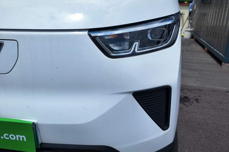 Used Wuling Yangguang 2026 Model, 300km Window-Sealed Comfort Edition Left Front Headlight