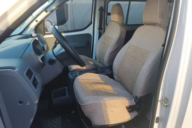 Used Wuling Yangguang 2026 Model, 440km Bus Comfort Edition, 6 Seats Left Front Seat