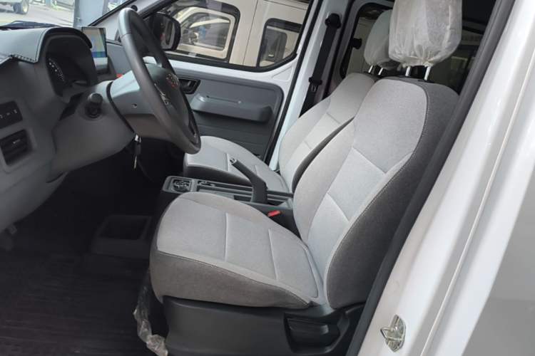 Used Wuling Yangguang 2026 Model, 440km Bus Comfort Edition, 6 Seats Left Front Seat