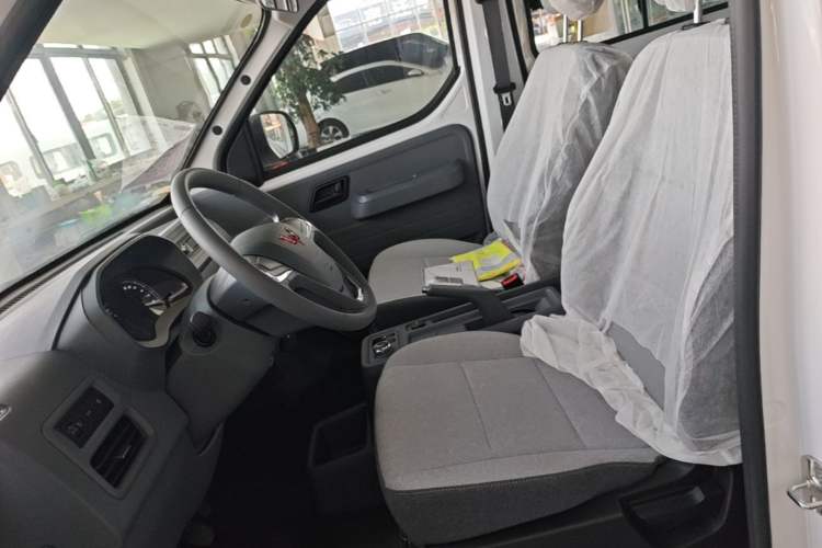 Used Wuling Yangguang 2026 Model, 440km Bus Comfort Edition, 6 Seats Left Front Seat