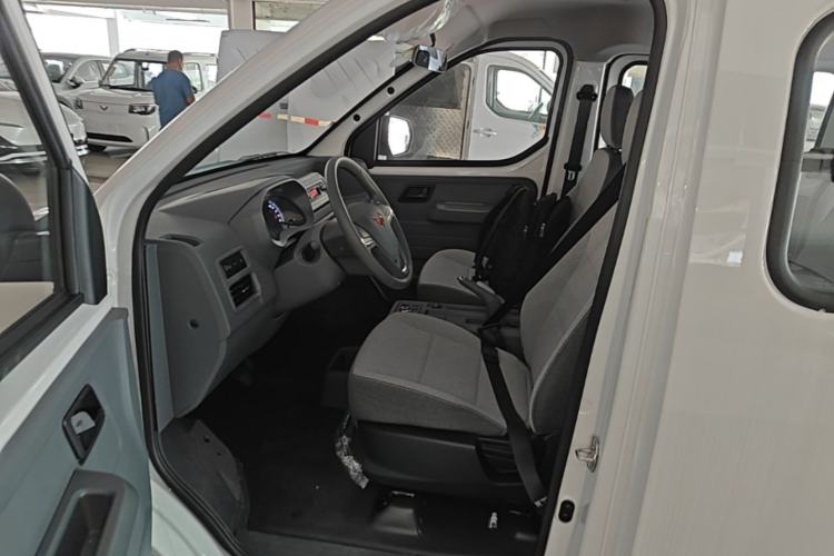 Used Wuling Yangguang 2026 Model, 440km Bus Comfort Edition, 6 Seats Left Front Seat