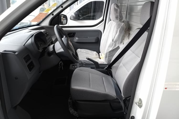 Used Wuling Yangguang 2026 Model, 300km Window-Sealed Practical Edition Left Front Seat