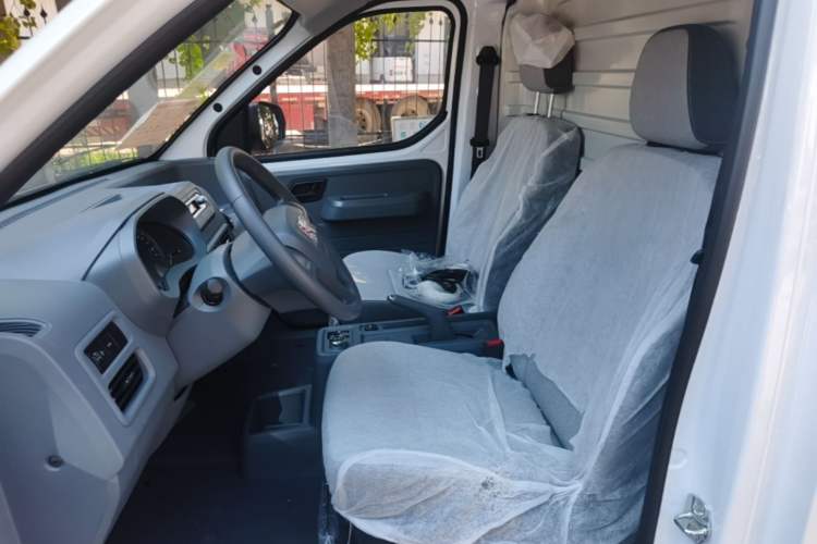 Used Wuling Yangguang 2026 Model, 300km Window-Sealed Practical Edition Left Front Seat