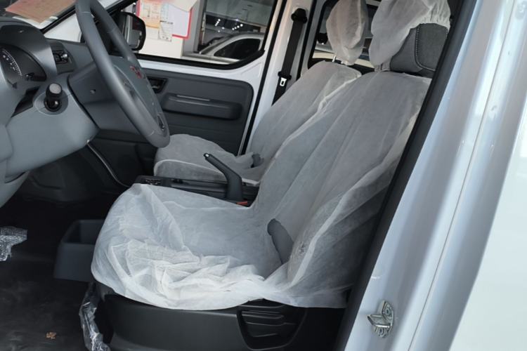 Used Wuling Yangguang 2026 Model, 330km Bus Comfort Edition Left Front Seat