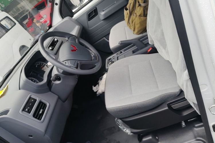 Used Wuling Yangguang 2026 Model, 440km Bus Comfort Edition, 6 Seats Left Front Seat