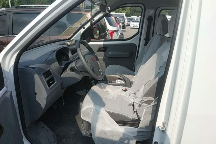 Used Wuling Yangguang 2026 Model, 330km Bus Comfort Edition Left Front Seat
