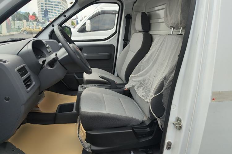Used Wuling Yangguang 2026 Model, 300km Window-Sealed Comfort Edition Left Front Seat