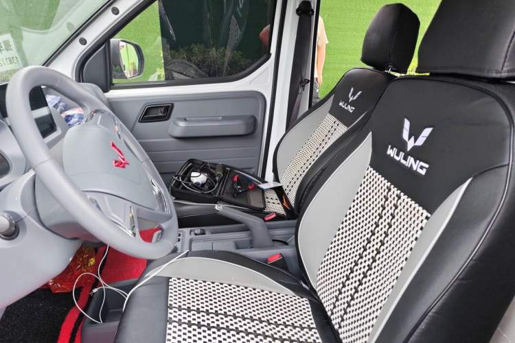 Used Wuling Yangguang 2026 Model, 330km Bus Comfort Edition Left Front Seat