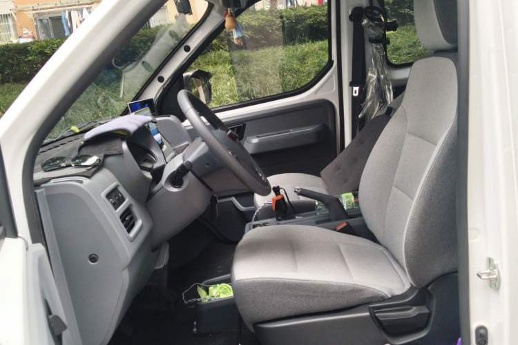 Used Wuling Yangguang 2026 Model, 340km Bus CATL Custom Edition Left Front Seat