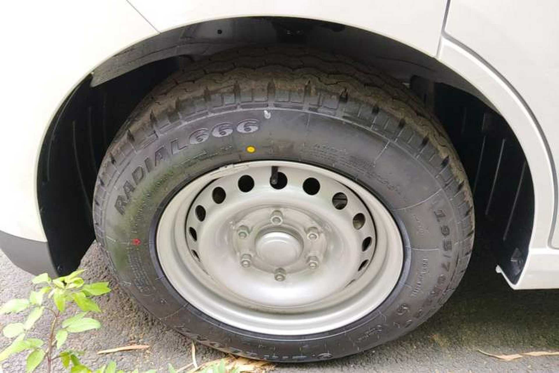 Used Wuling Yangguang 2026 Model, 330km Bus Comfort Edition Left Front Wheel Hub
