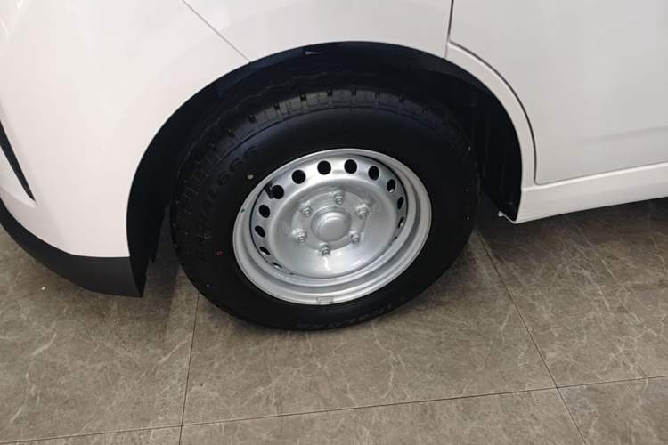 Used Wuling Yangguang 2026 Model, 330km Bus Comfort Edition Left Front Wheel Hub