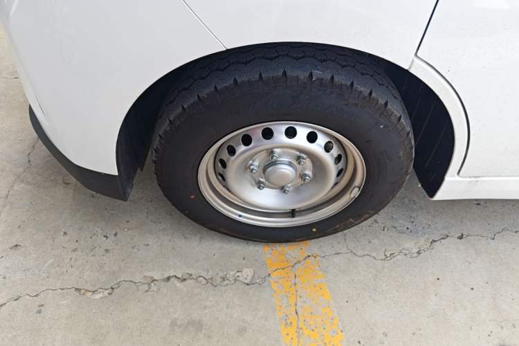 Used Wuling Yangguang 2026 Model, 440km Bus Comfort Edition, 6 Seats Left Front Wheel Hub