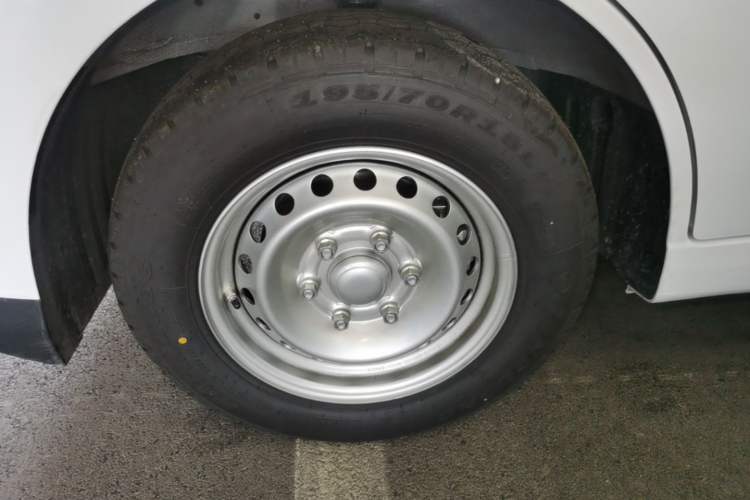 Used Wuling Yangguang 2026 Model, 300km Window-Sealed Practical Edition Left Front Wheel Hub