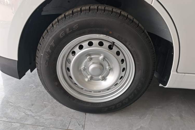 Used Wuling Yangguang 2026 Model, 440km Bus Comfort Edition, 6 Seats Left Front Wheel Hub