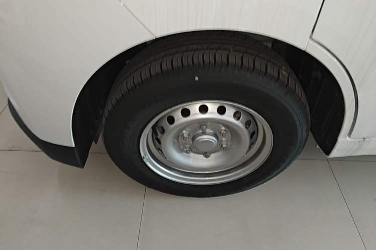 Used Wuling Yangguang 2026 Model, 440km Bus Comfort Edition, 6 Seats Left Front Wheel Hub