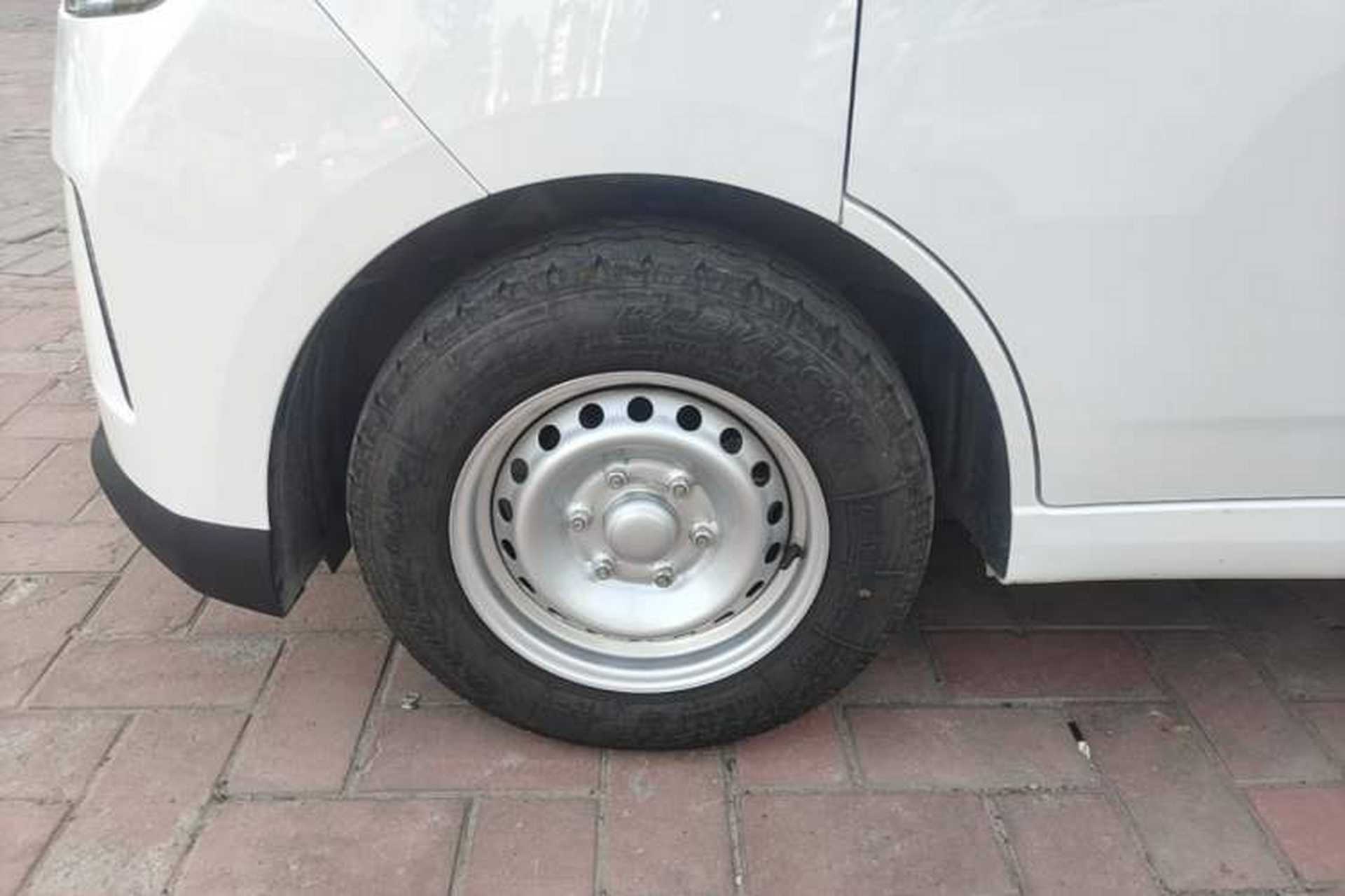 Used Wuling Yangguang 2026 Model, 440km Bus Comfort Edition, 6 Seats Left Front Wheel Hub
