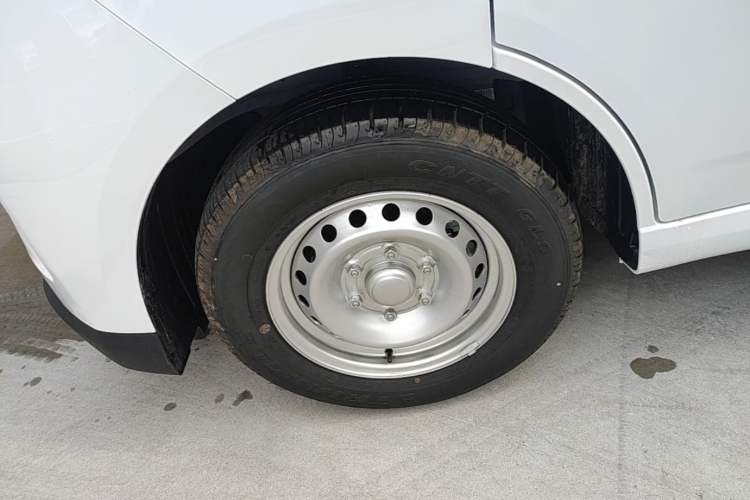 Used Wuling Yangguang 2026 Model, 330km Bus Comfort Edition Left Front Wheel Hub
