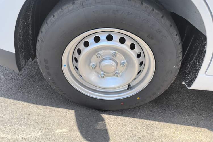 Used Wuling Yangguang 2026 Model, 330km Bus Comfort Edition Left Front Wheel Hub