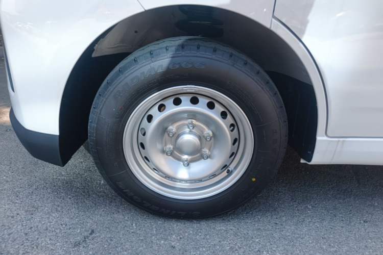 Used Wuling Yangguang 2026 Model, 300km Window-Sealed Practical Edition Left Front Wheel Hub