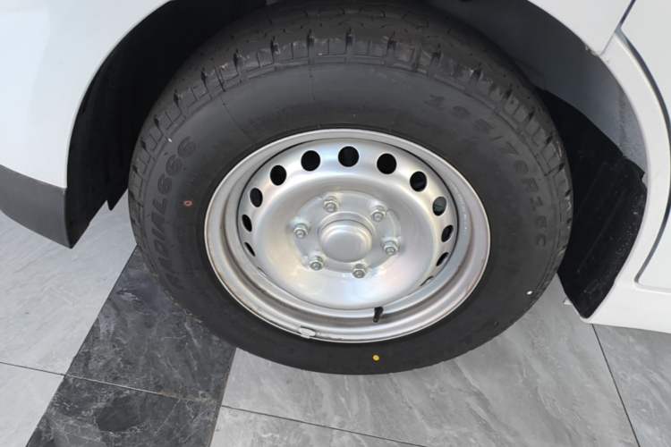 Used Wuling Yangguang 2026 Model, 330km Bus Comfort Edition Left Front Wheel Hub