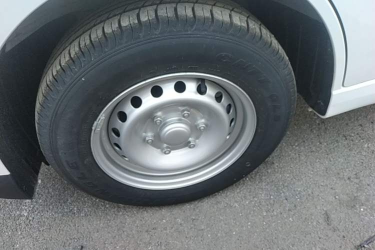 Used Wuling Yangguang 2026 Model, 330km Bus Comfort Edition Left Front Wheel Hub