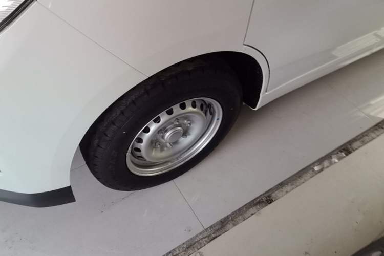 Used Wuling Yangguang 2026 Model, 330km Bus Comfort Edition Left Front Wheel Hub