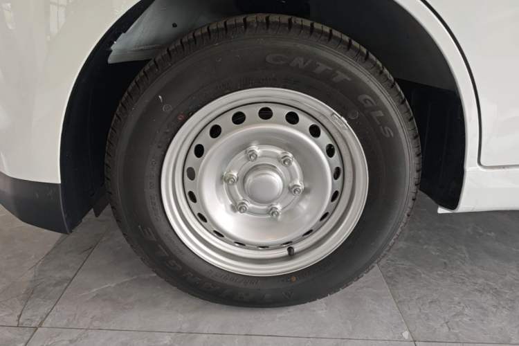 Used Wuling Yangguang 2026 Model, 440km Bus Comfort Edition, 6 Seats Left Front Wheel Hub