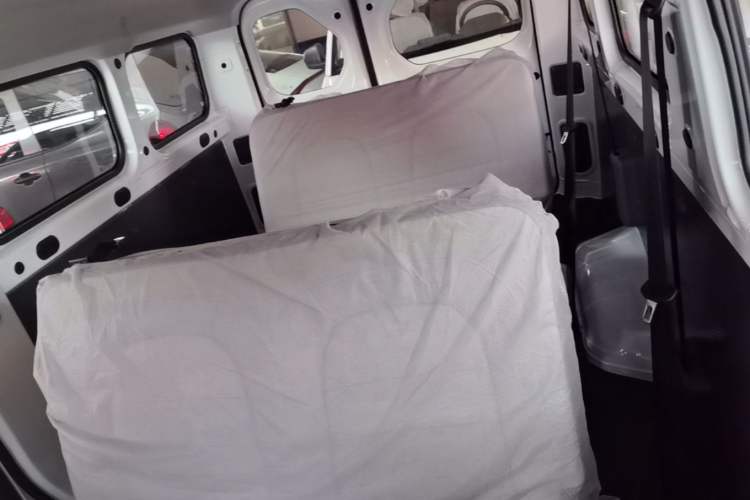 Used Wuling Yangguang 2026 Model, 330km Bus Comfort Edition Left Rear Seat