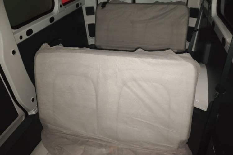 Used Wuling Yangguang 2026 Model, 330km Bus Comfort Edition Left Rear Seat