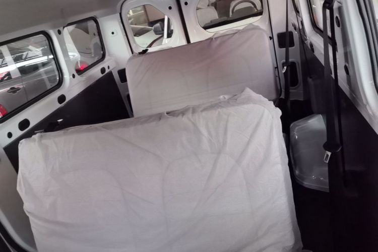 Used Wuling Yangguang 2026 Model, 330km Bus Comfort Edition Left Rear Seat