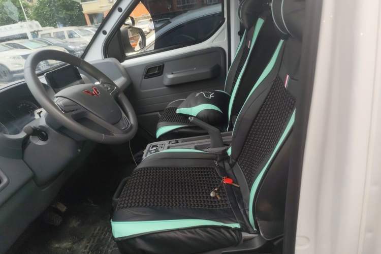 Used Wuling Yangguang 2026 Model, 300km Window-Sealed Comfort Edition Left Rear Seat