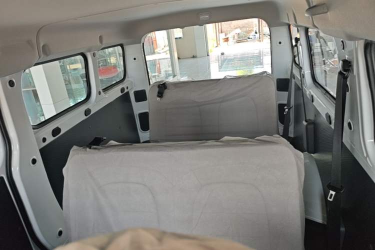 Used Wuling Yangguang 2026 Model, 440km Bus Comfort Edition, 6 Seats Left Rear Seat