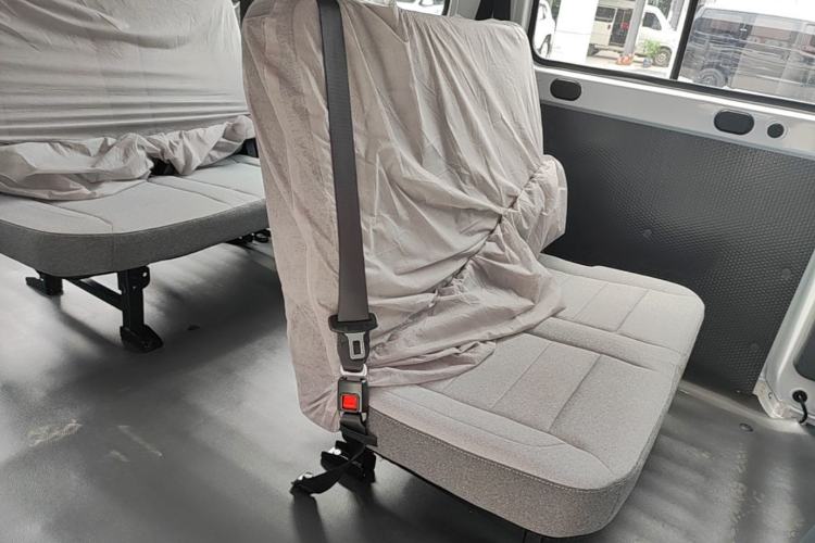 Used Wuling Yangguang 2026 Model, 330km Bus Comfort Edition Left Rear Seat