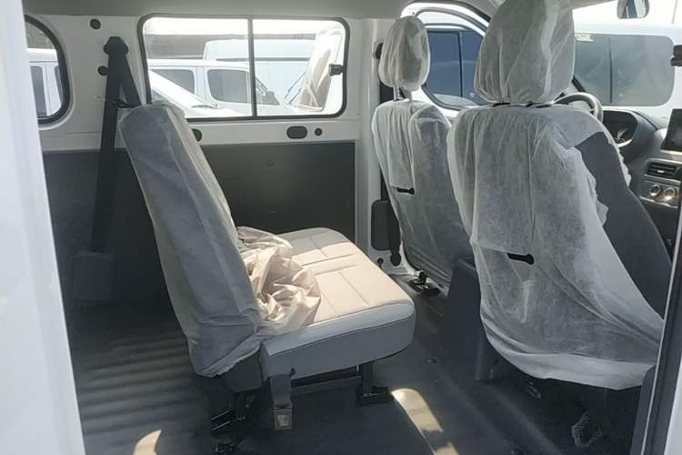 Used Wuling Yangguang 2026 Model, 330km Bus Comfort Edition Left Rear Seat
