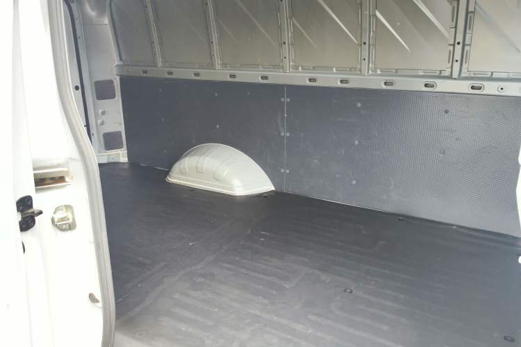 Used Wuling Yangguang 2026 Model, 300km Window-Sealed Comfort Edition Left Rear Seat