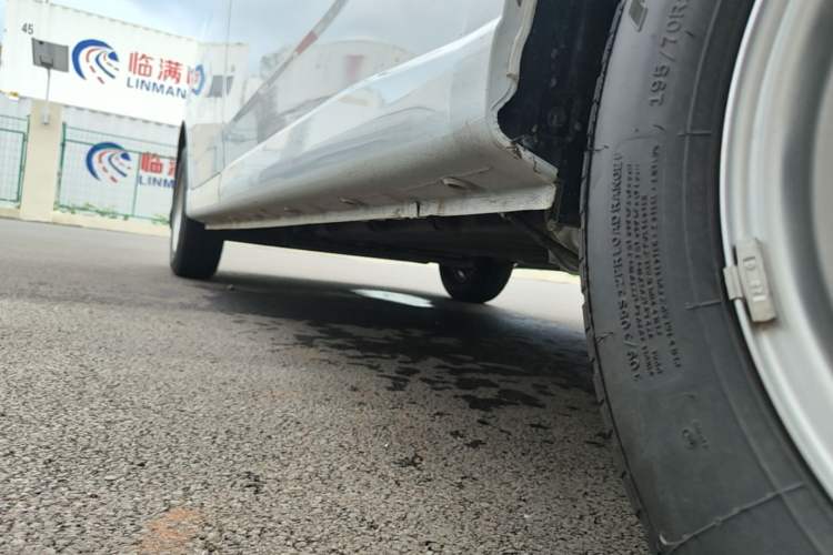 Used Wuling Yangguang 2026 Model, 300km Window-Sealed Comfort Edition Left Side Sill