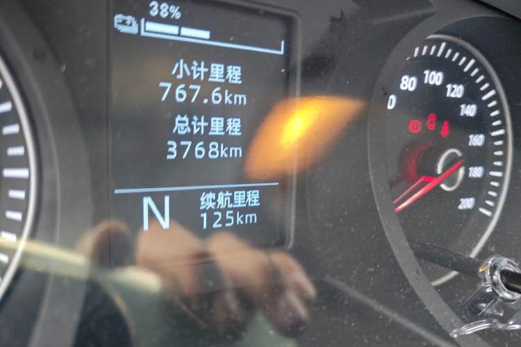 Used Wuling Yangguang 2026 Model, 330km Bus Comfort Edition Odometer Close Up