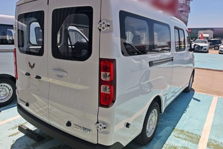 Used Wuling Yangguang 2026 Model, 440km Bus Comfort Edition, 6 Seats Rear Right 45 Deg