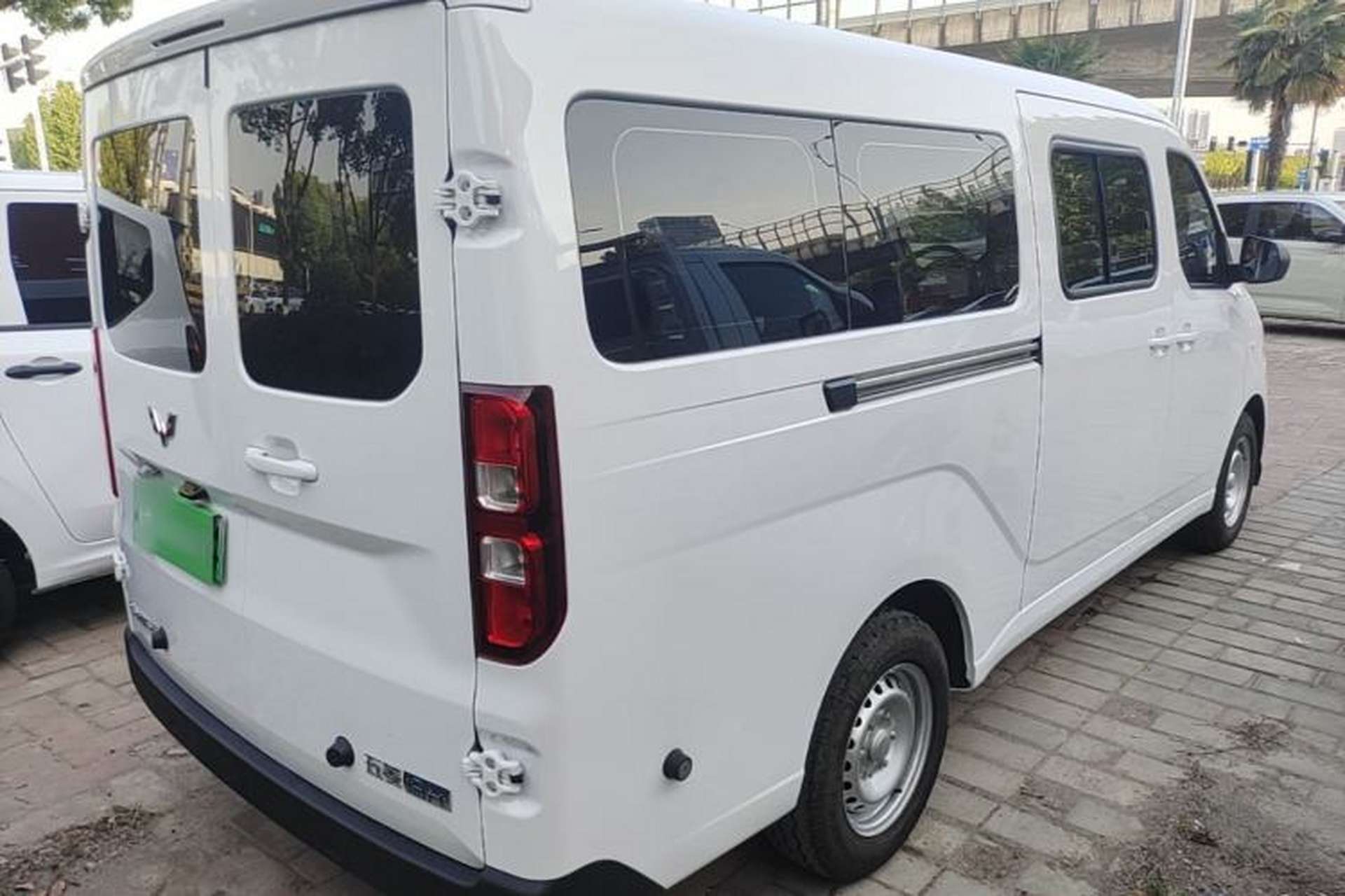 Used Wuling Yangguang 2026 Model, 440km Bus Comfort Edition, 6 Seats Rear Right 45 Deg